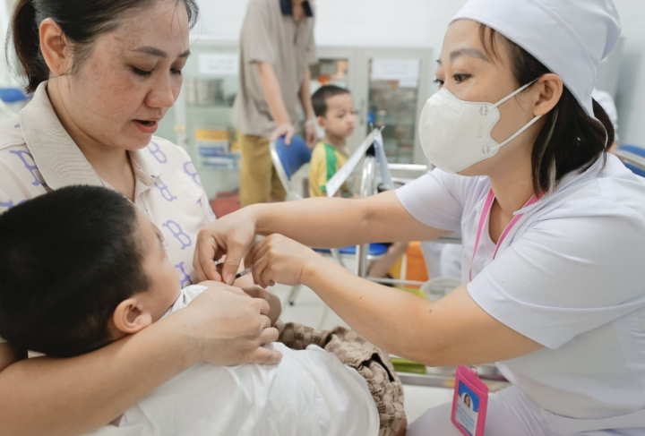 Các tỉnh, thành phố khẩn trương tổ chức chiến dịch tiêm vaccine phòng sởi